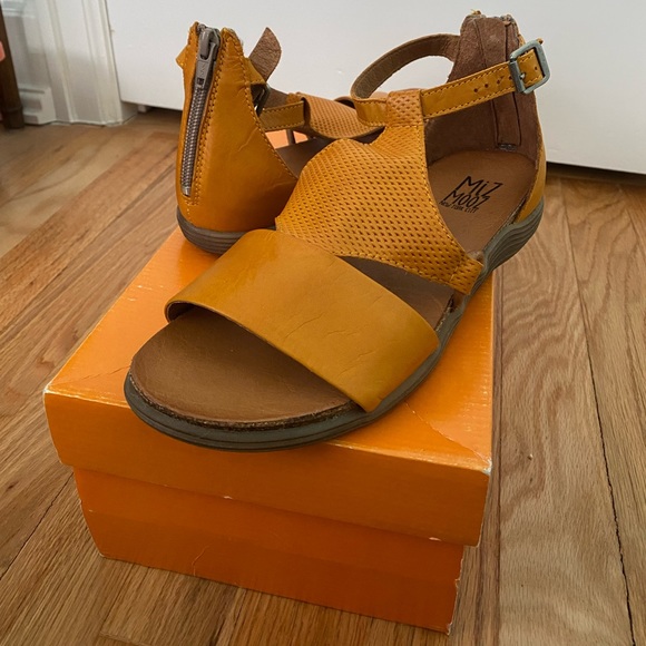 NWT Miz Mooz Mari sandal in beautiful Ochre, size 38 - Picture 5 of 6